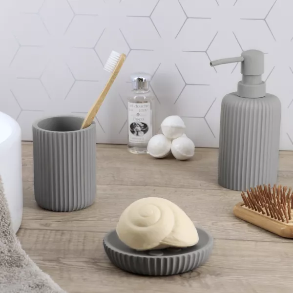 Set di accessori bagno in resina Strié Grigio