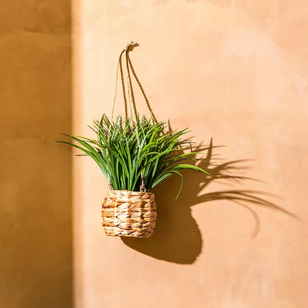 Kunstig hngeplante i flettet potte (H27 cm) Moda Costa