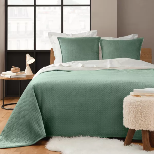 Couvre-lit matelassé et deux taies d'oreiller velours (220 x 240 cm) Mylène Vert cédre
