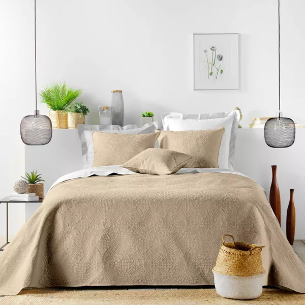 Couvre-lit matelassé et deux taies d'oreiller (240 x 260 cm) Romane Beige