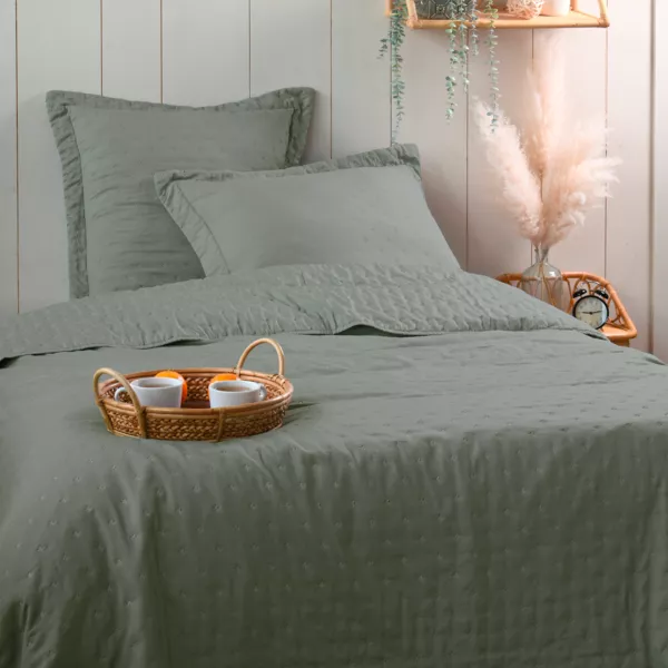 Couvre-lit matelassé et deux taies d'oreiller (240 x 220 cm) Cléo Vert sauge