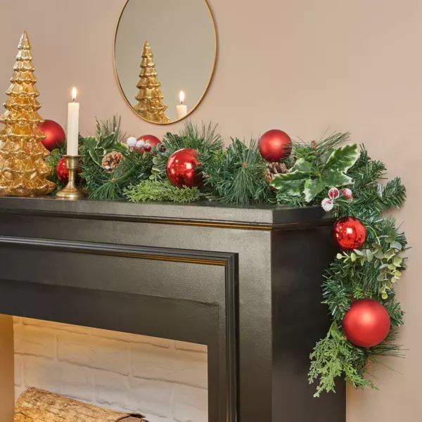 Versierde guirlande Kerstballen en dennenappels