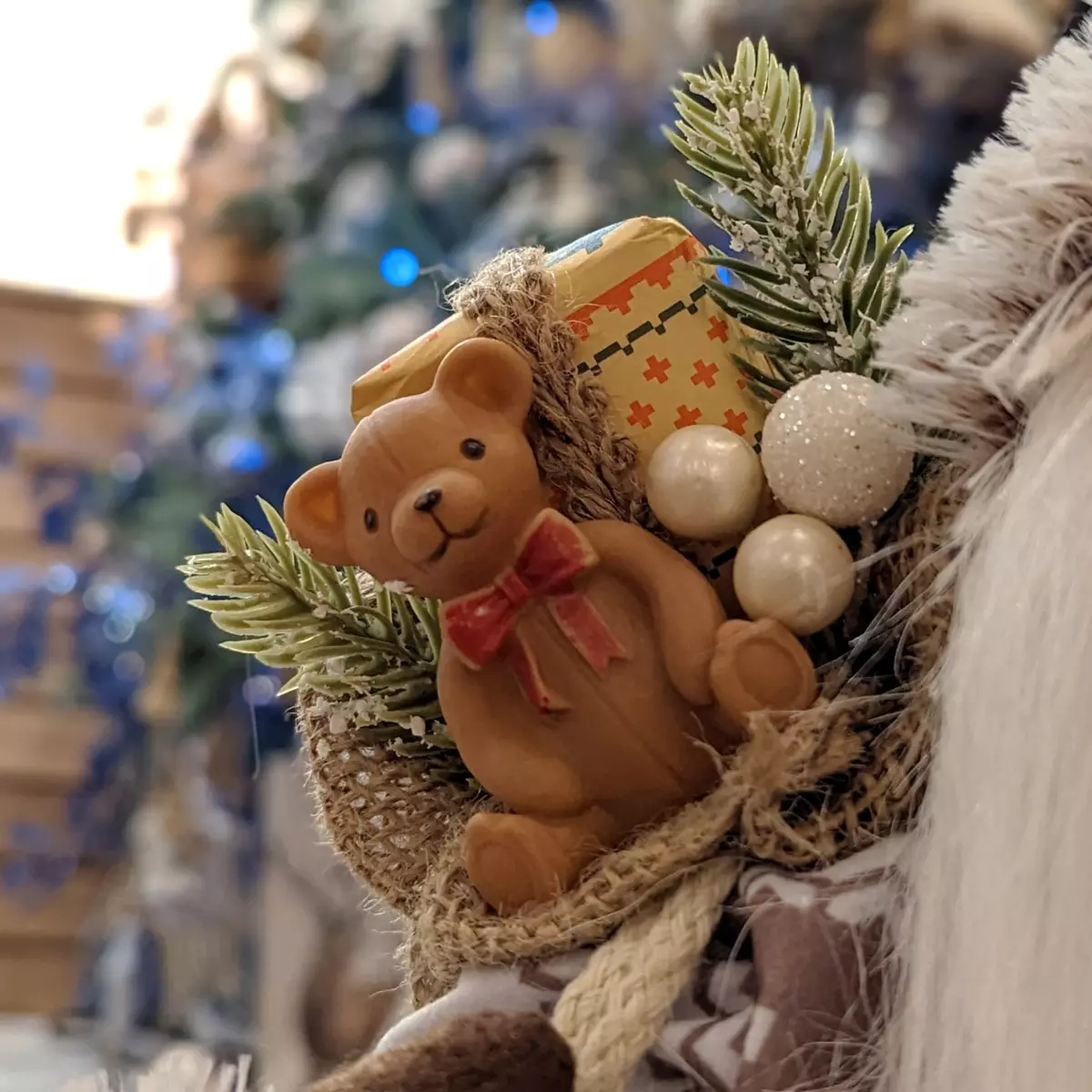 Deux Amis Mignons En Chapeaux De Père Noël Font Leurs Courses Dans Un  Centre Commercial De, image size:1152x1152