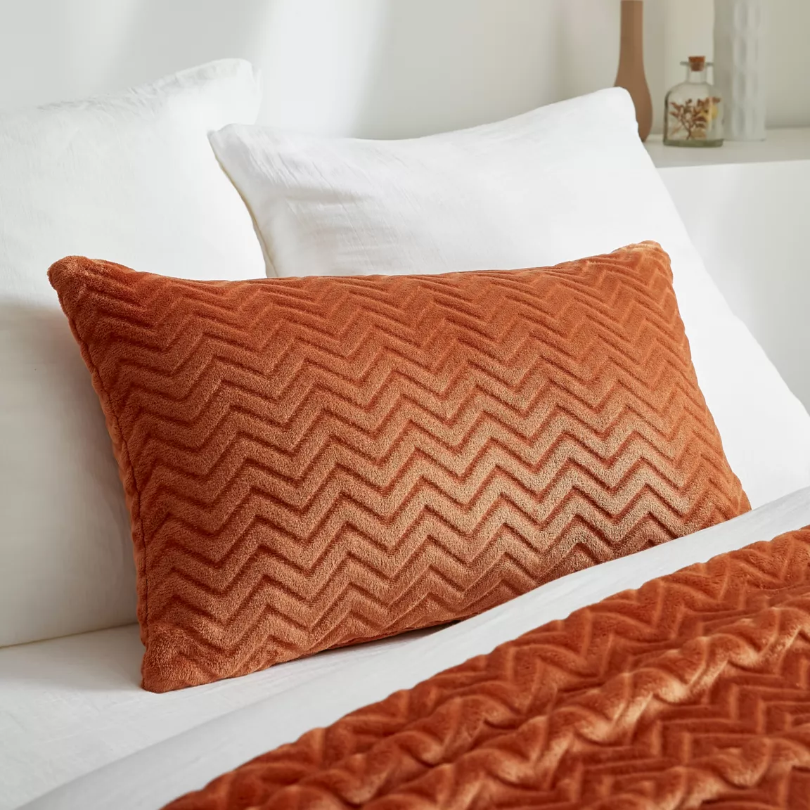Almohada rectangular en franela 40 x 60 cm Zag Cobre Decoracion textil Eminza