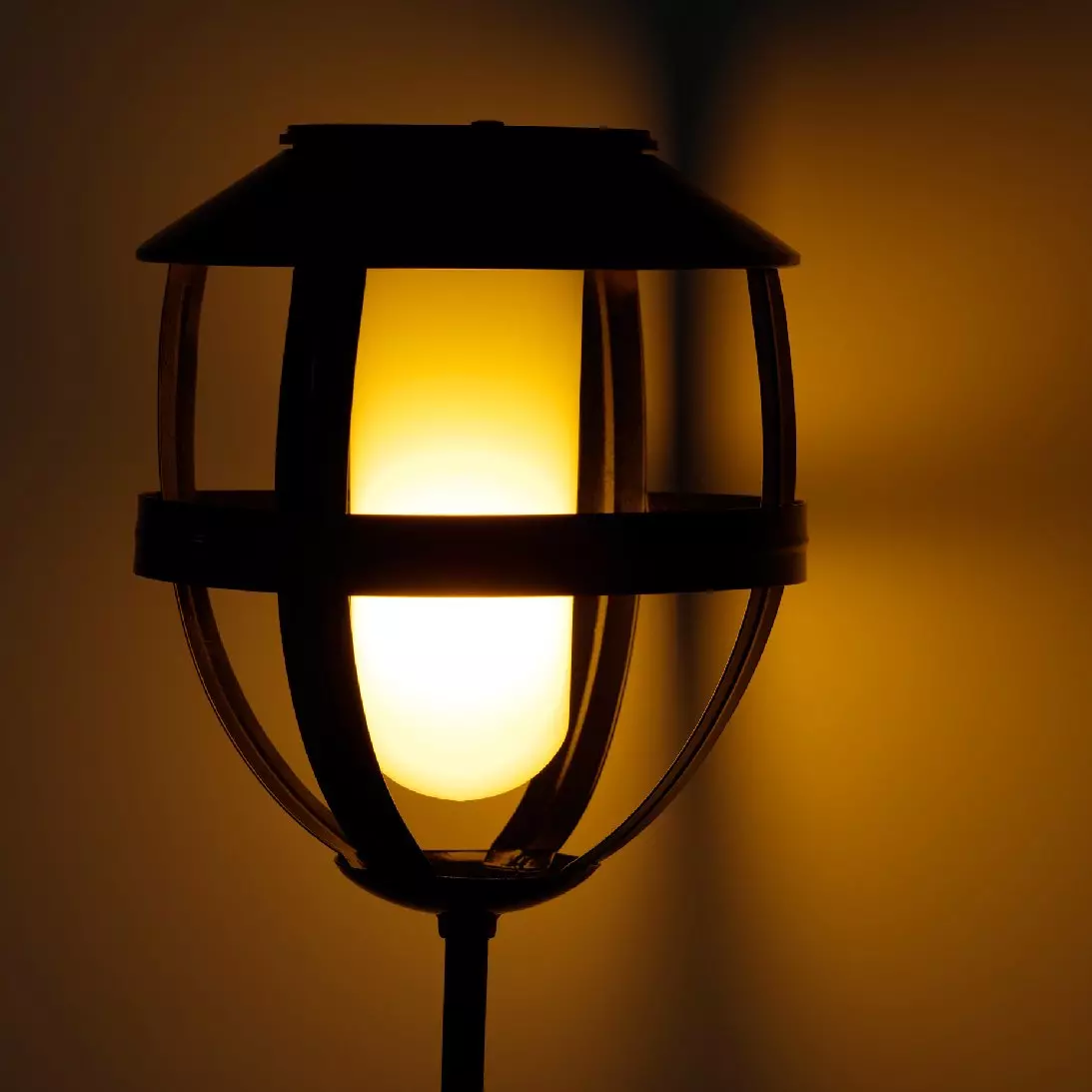 Borne de jardin à LED solaire Effet flamme - Noir 1