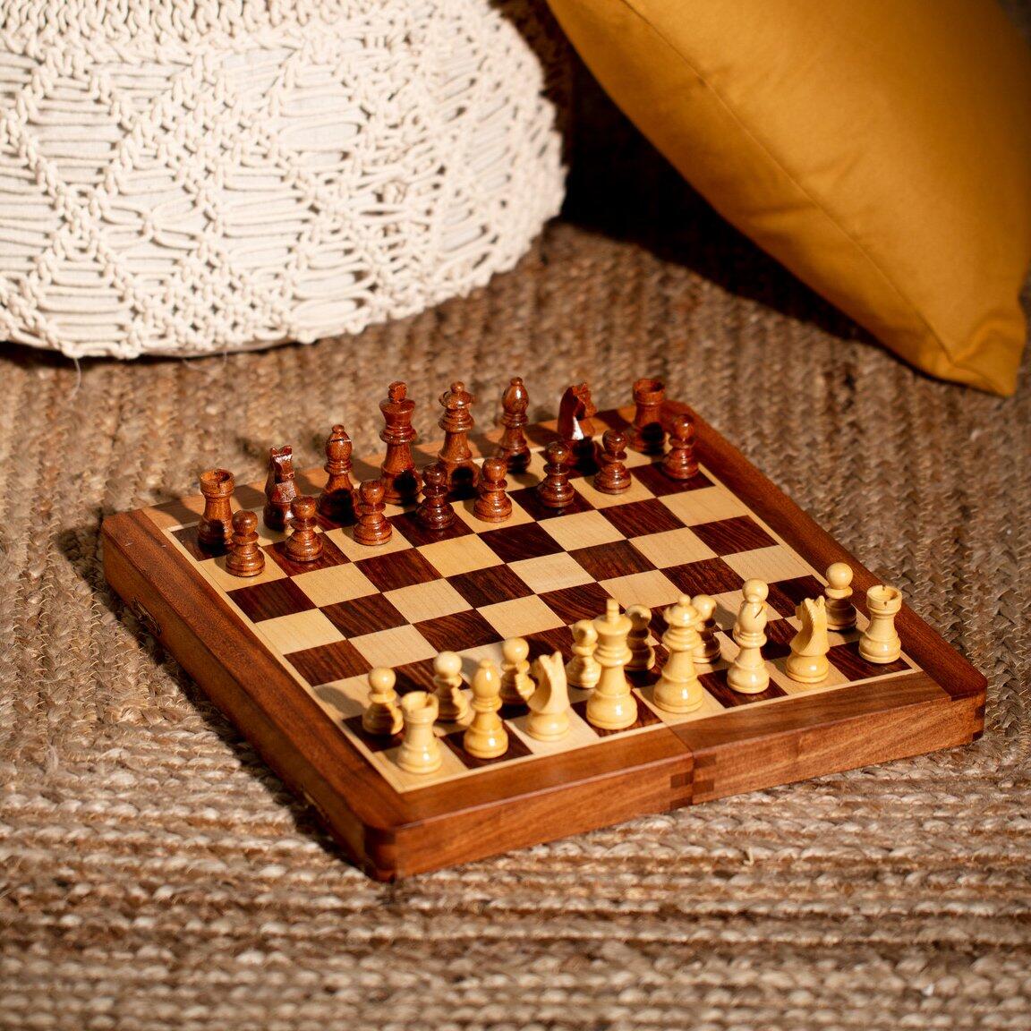 Schachspiel aus Holz 1