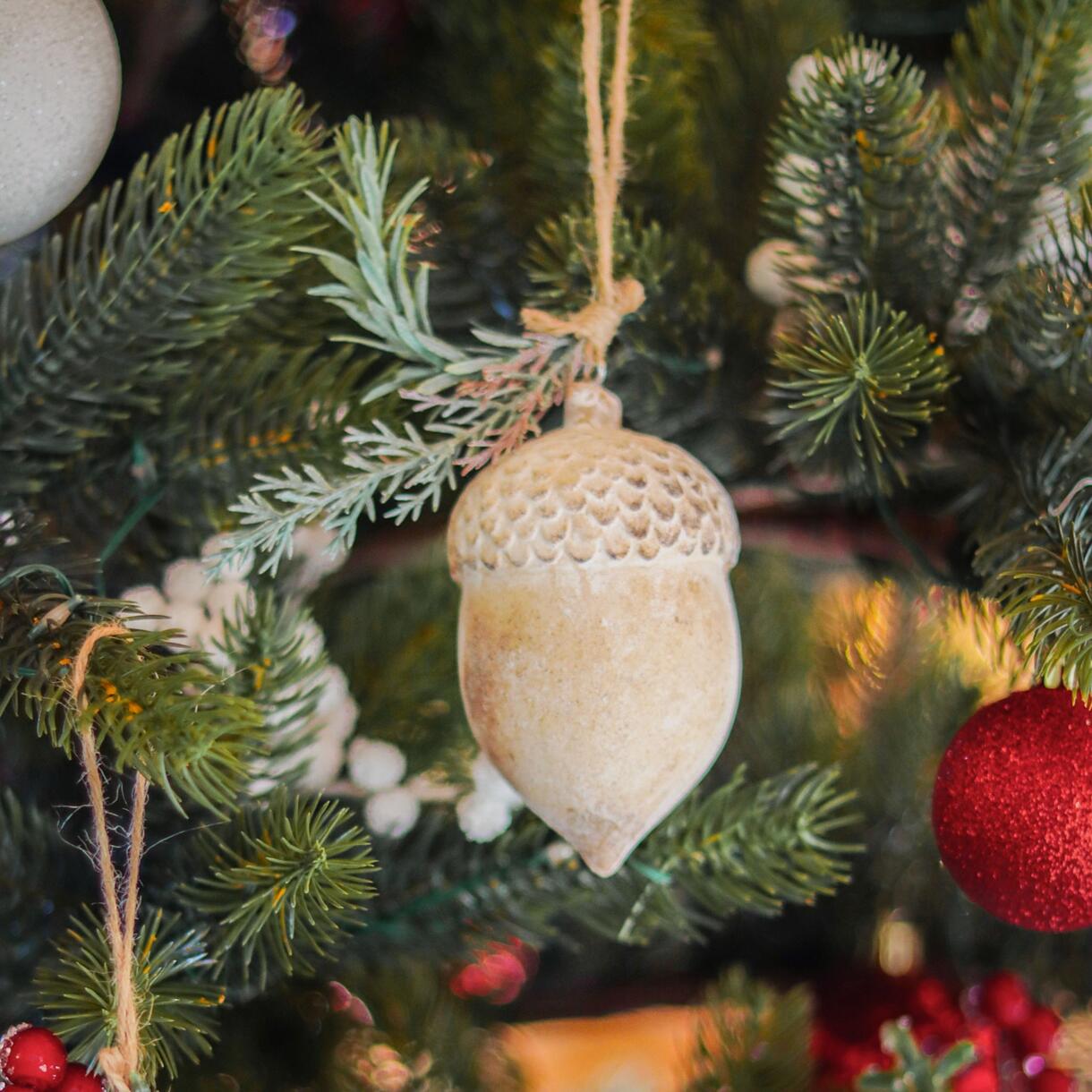 Piña de pino de Navidad para colgar Fergus Natural 1