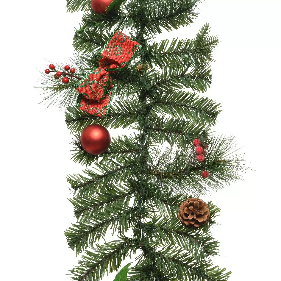 Guirlande décorée cadeaux et boules 1
