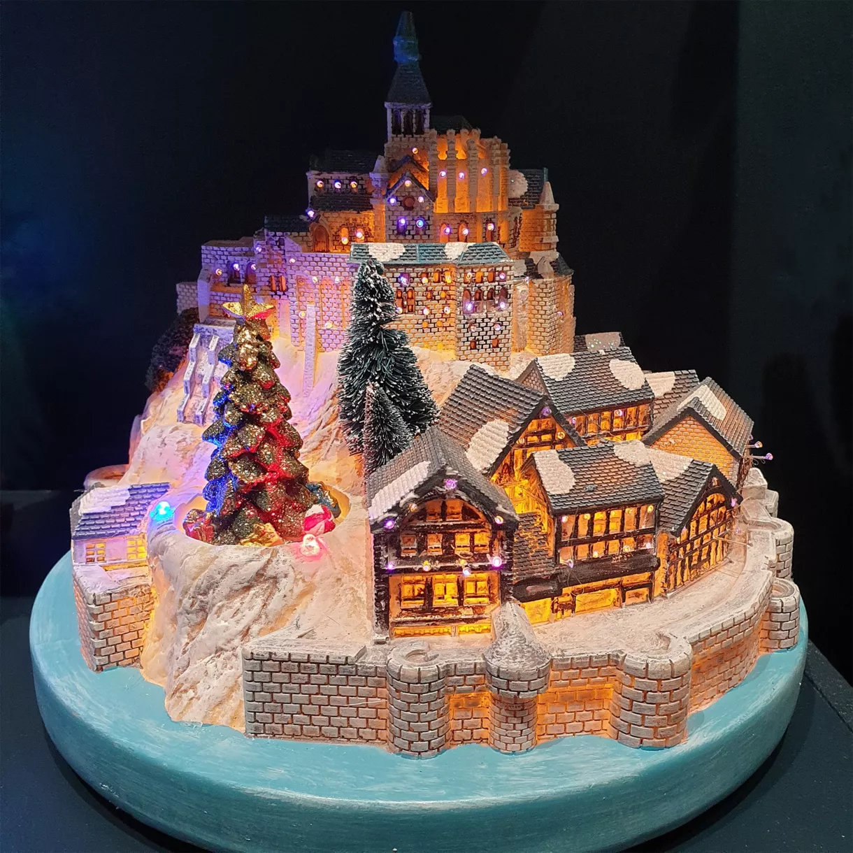 Pueblo de Navidad luminoso y musical en las baterías del Mont Saint Michel 2