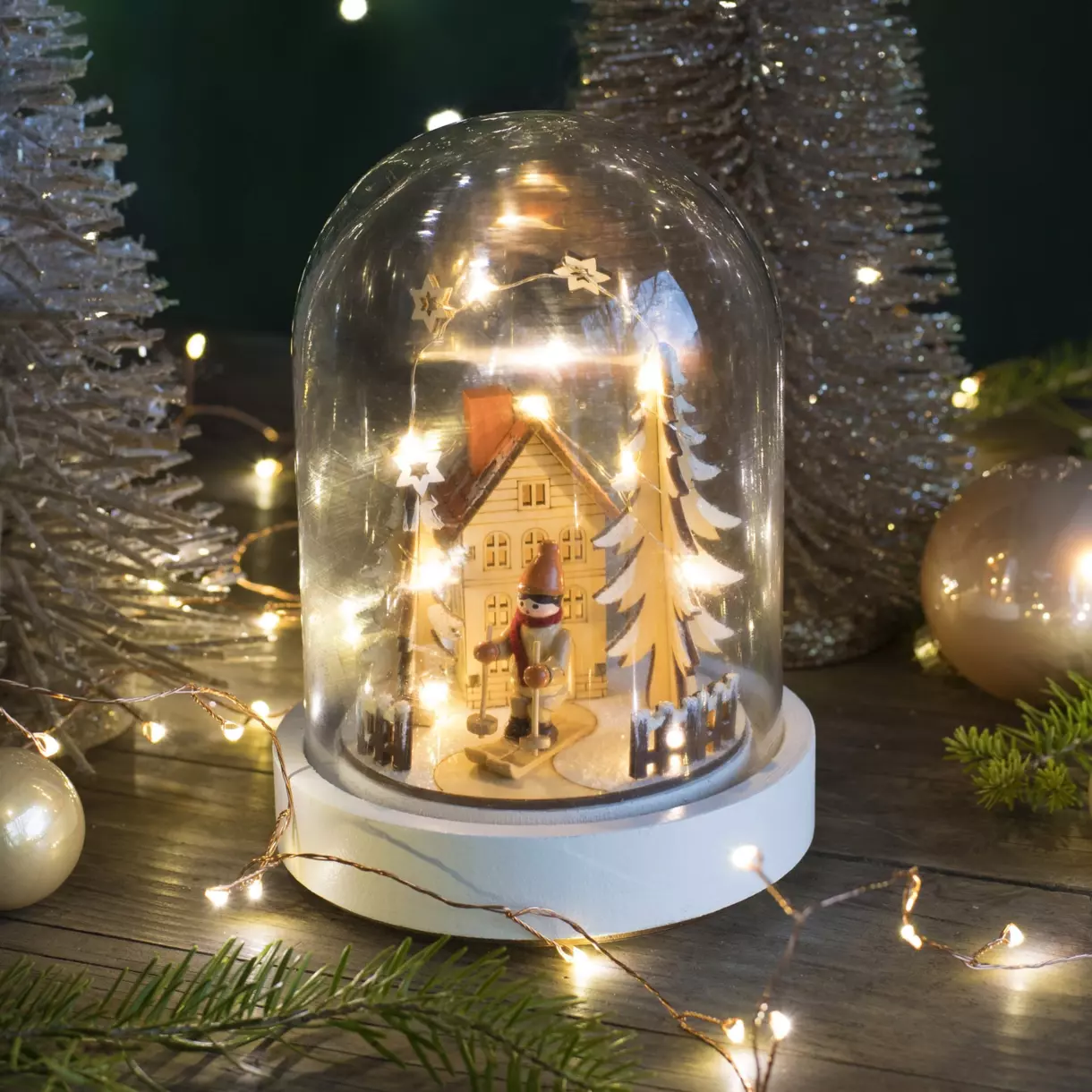 Campana de cristal con luces y Esquí a pilas 1