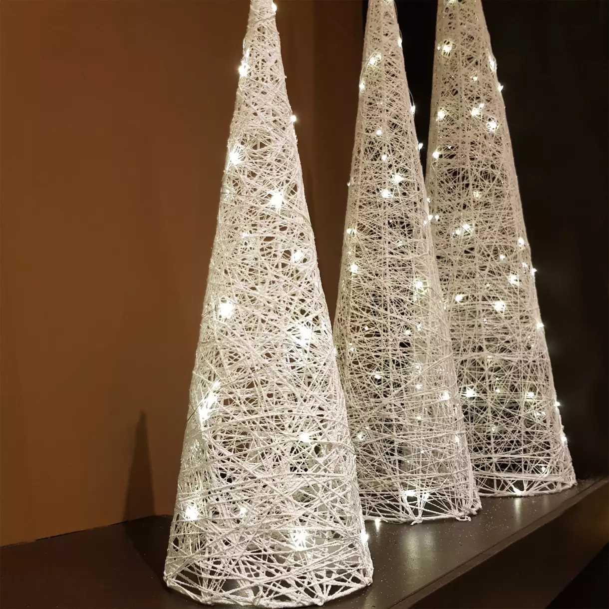 Pyramide lumineuse Cone petites paillettes à piles  Blanc chaud 30 LED 1