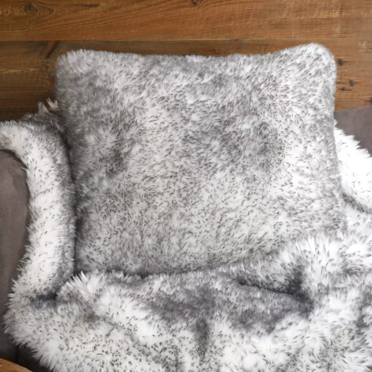 Coussin carré fausse fourrure (50 cm) Kingston Gris