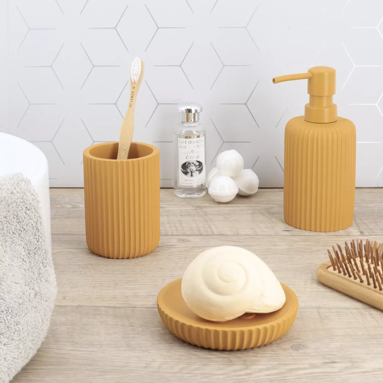 Set di accessori bagno in resina Strié Giallo senape