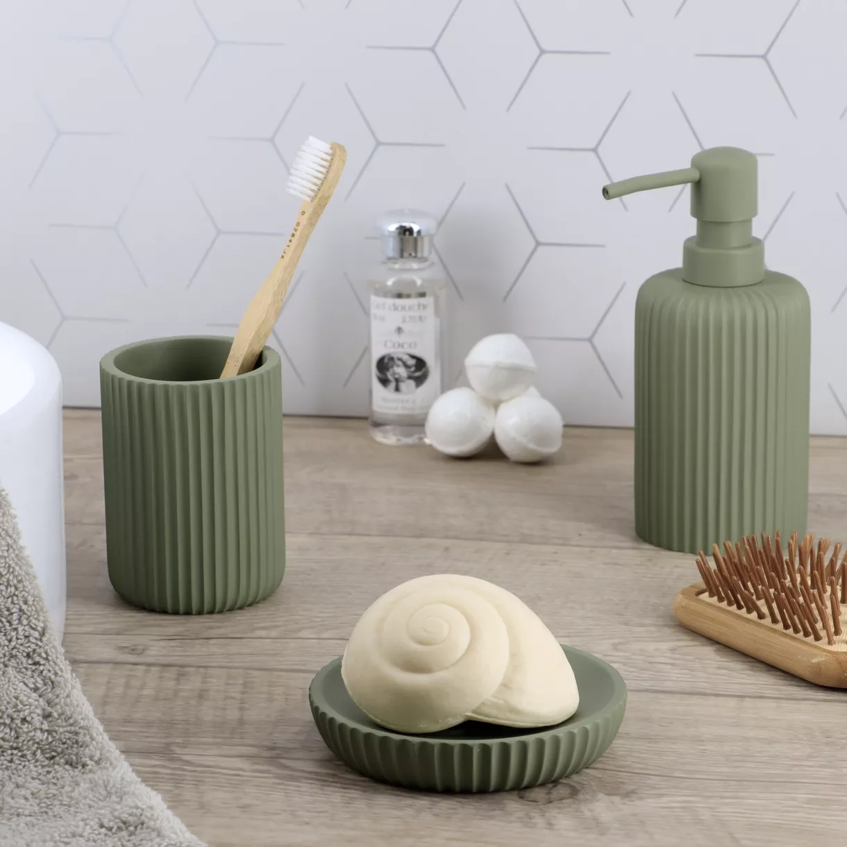 Set di accessori bagno in resina Strié Verde cachi