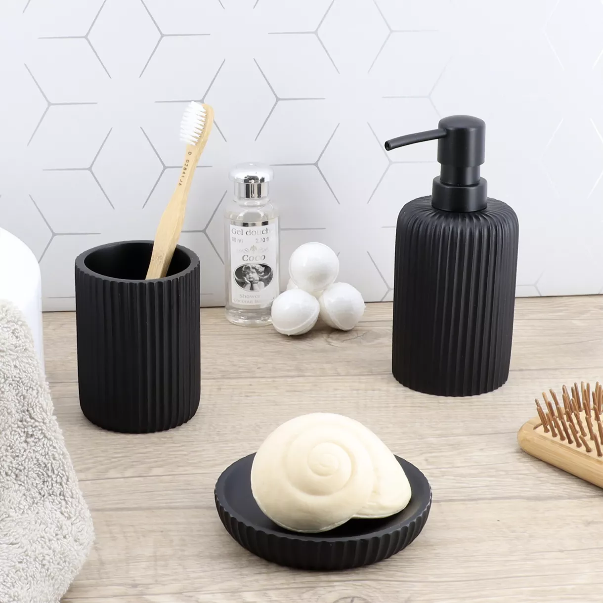 Set di accessori bagno in resina Strié Nero