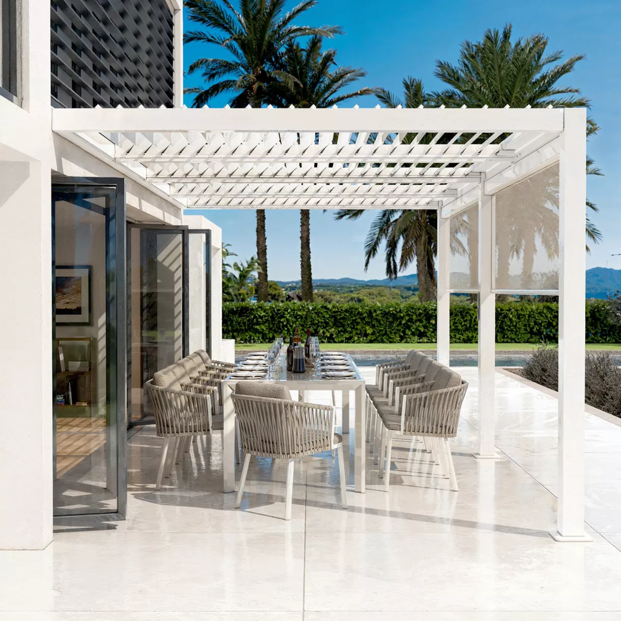 Pérgola bioclimática adosada motorizada de aluminio  (3 x 6 m) LED - Blanco