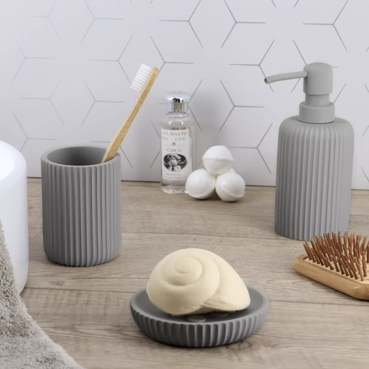 Set di accessori bagno in resina Strié Grigio