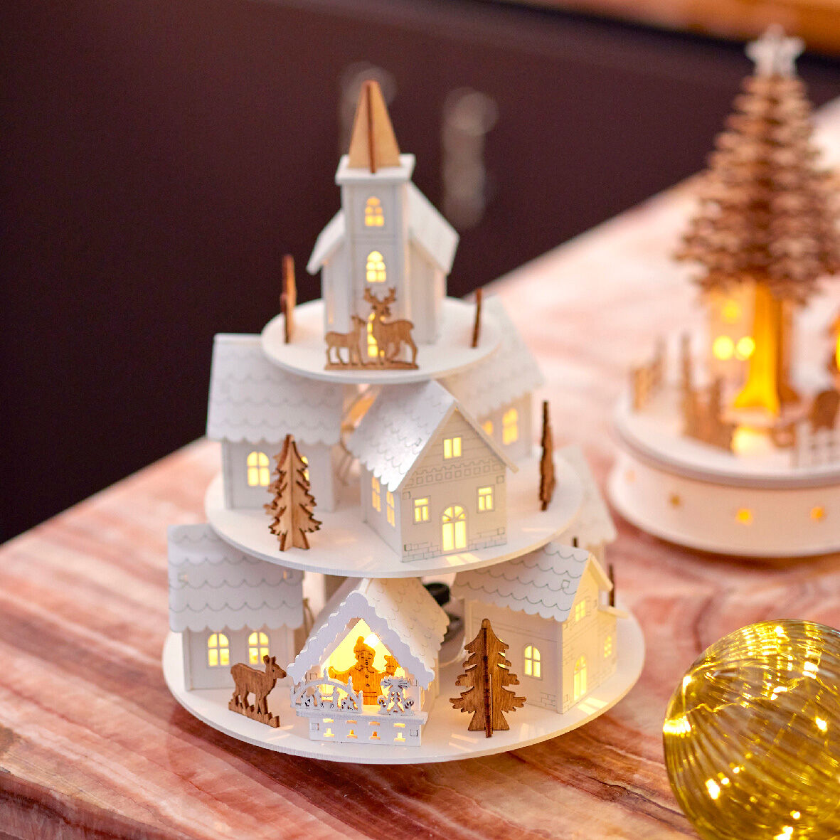 Village de Noël en bois lumineux et musical à piles (H28 cm) Maisons sur colline