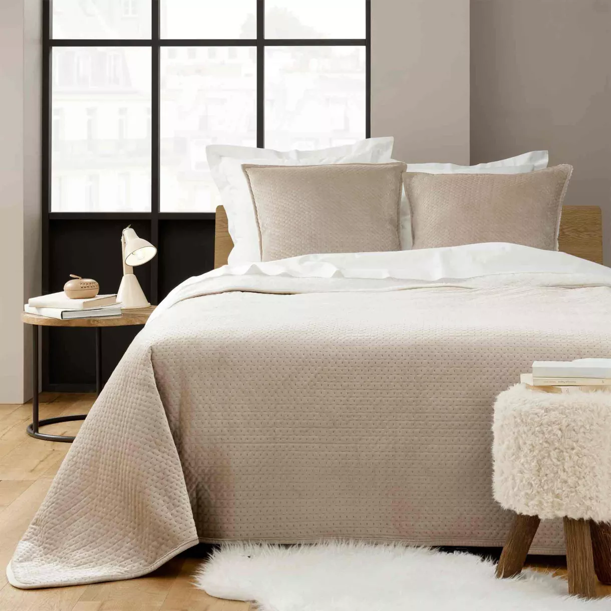 Couvre-lit matelassé et taies d'oreiller velours / sherpa (240 x 220 cm) Mylène Beige / blanc