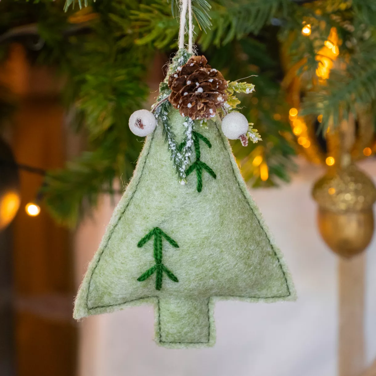 Sapin en feutrine à suspendre (H27 cm) Alpin Menthe blanche