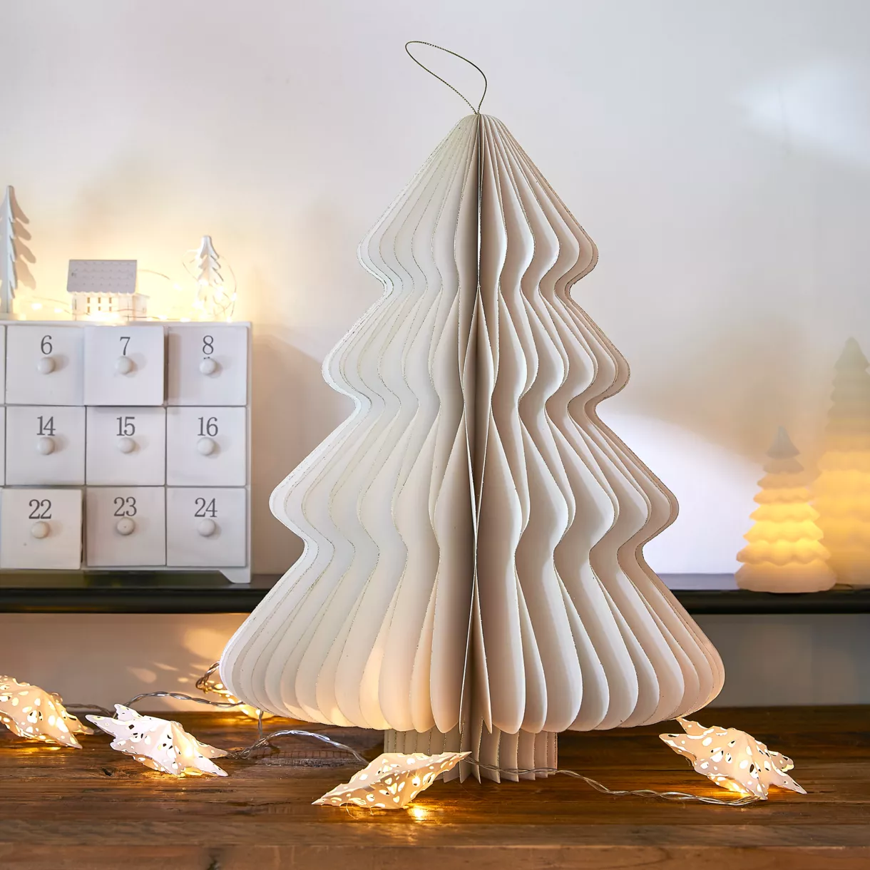 Papieren kerstboom om op te hangen (H40 cm) Magnetische Sluiting Wit