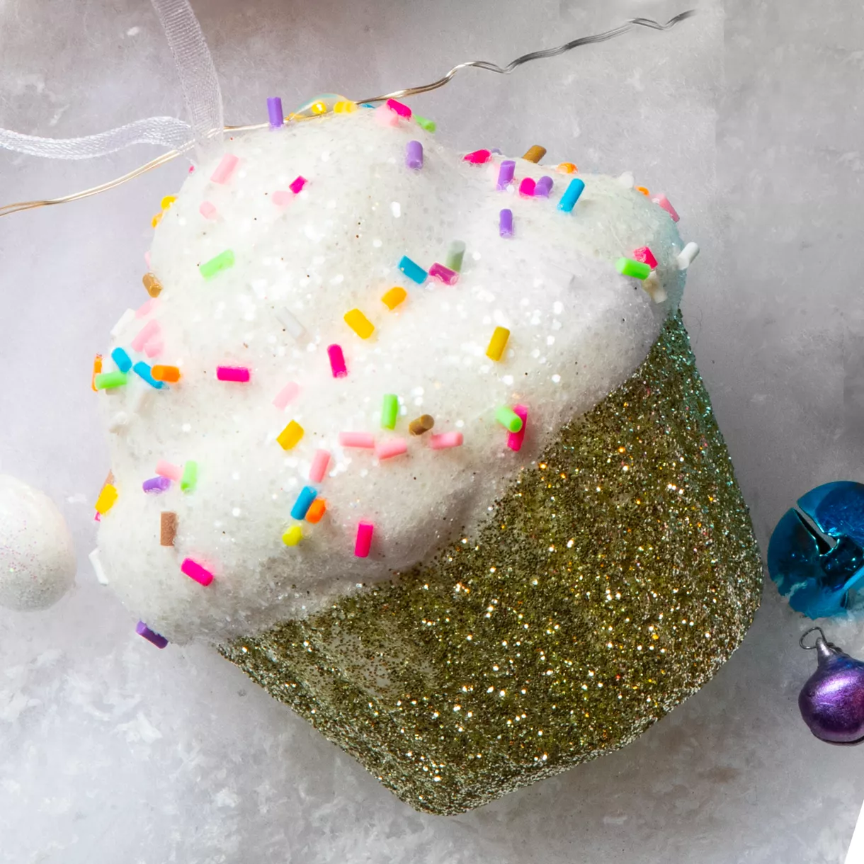 Kerst cupcake om op te hangen (H7 cm) Glittergroene lekkernij