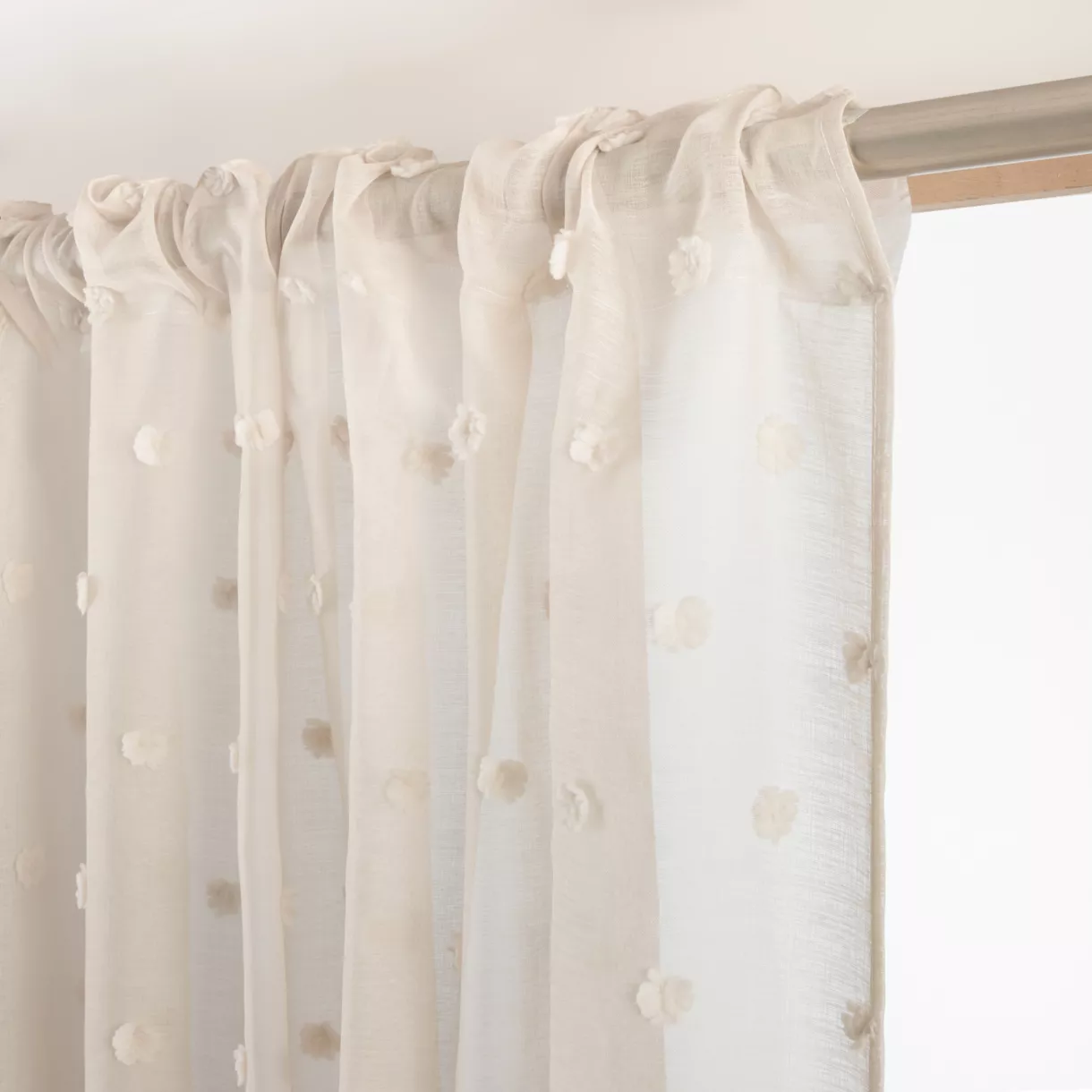Visillo con cinta fruncidora y pompones (280 x 240 cm) Emie Beige
