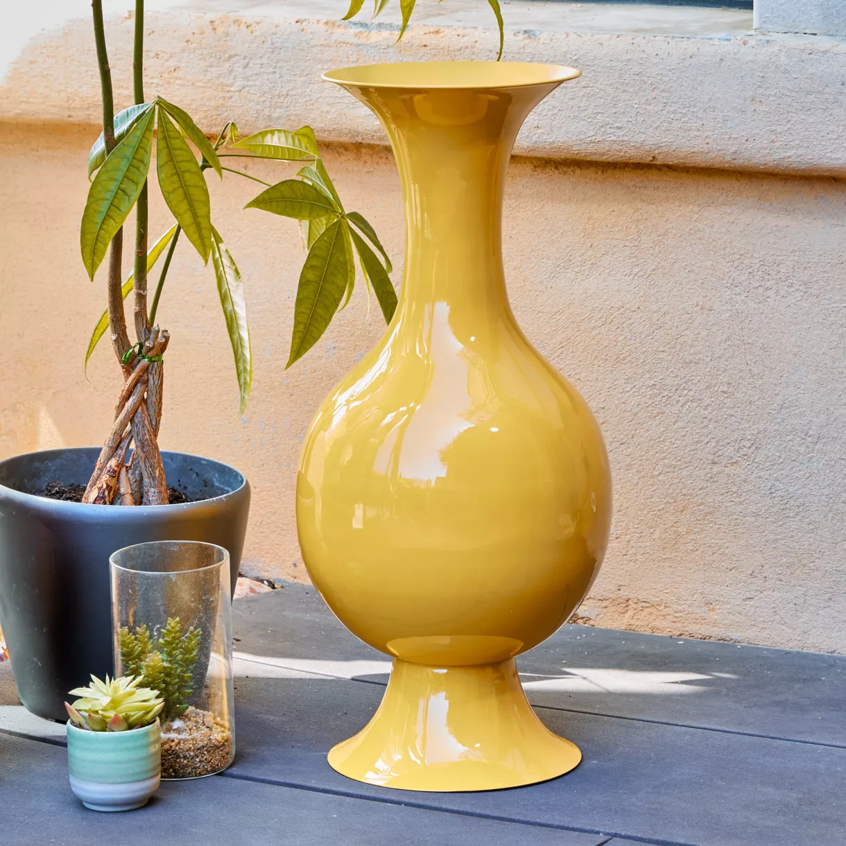Große handgemachte Vase aus emailliertem Metall (H56 cm) Soléa Gelb glänzend
