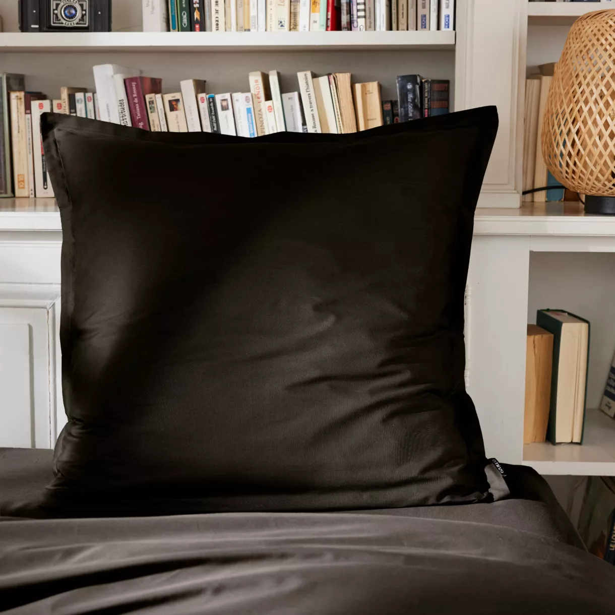 Funda de almohada cuadrada de percal de algodón (65 cm) Cali Negra