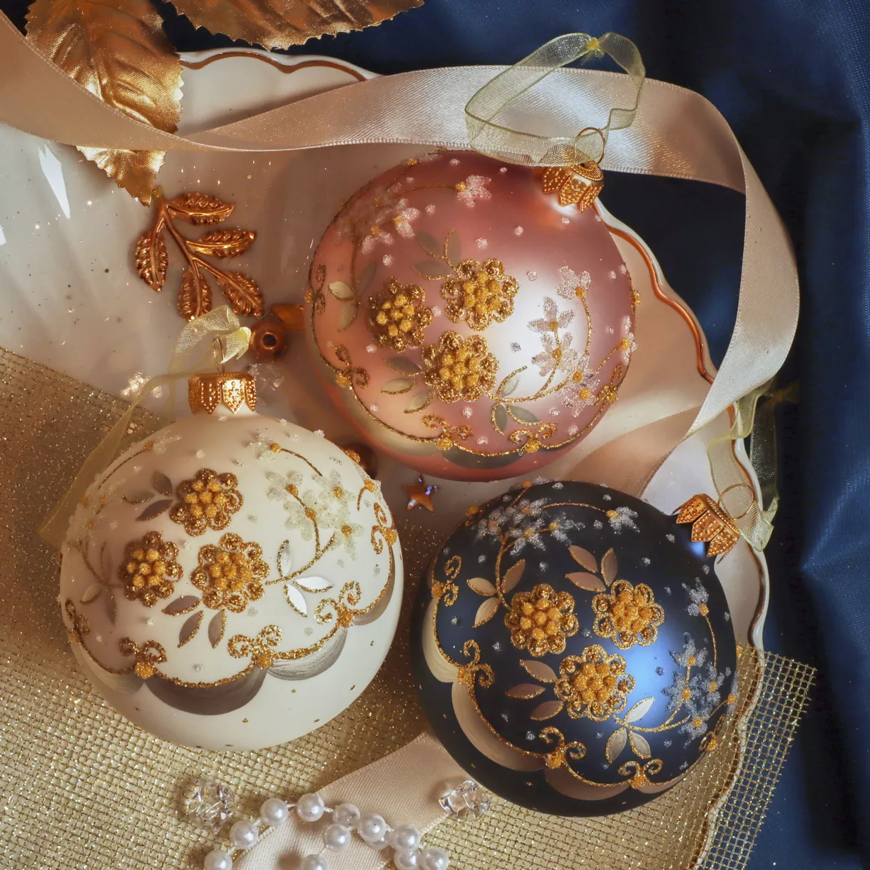 LOT DE 6 (EN VERRE) Boule verre Rococo dia8cm 
    blanc laine - bleu nuit - rose poudre 