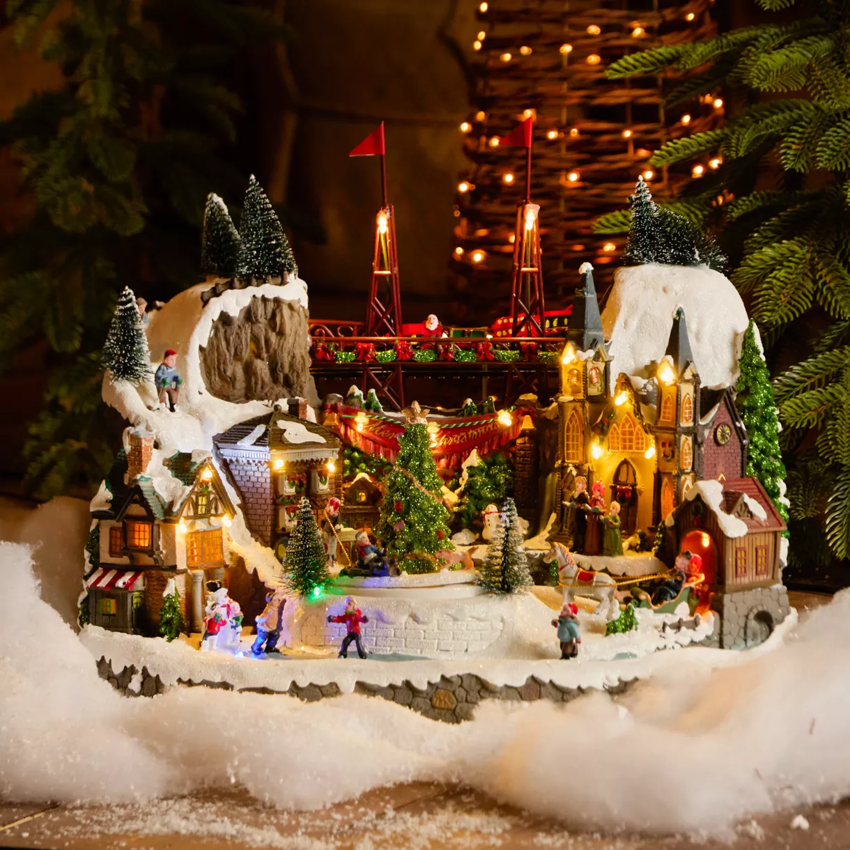 Verlicht en muzikaal Kerstdorp Feestelijke stad en Spoorweg