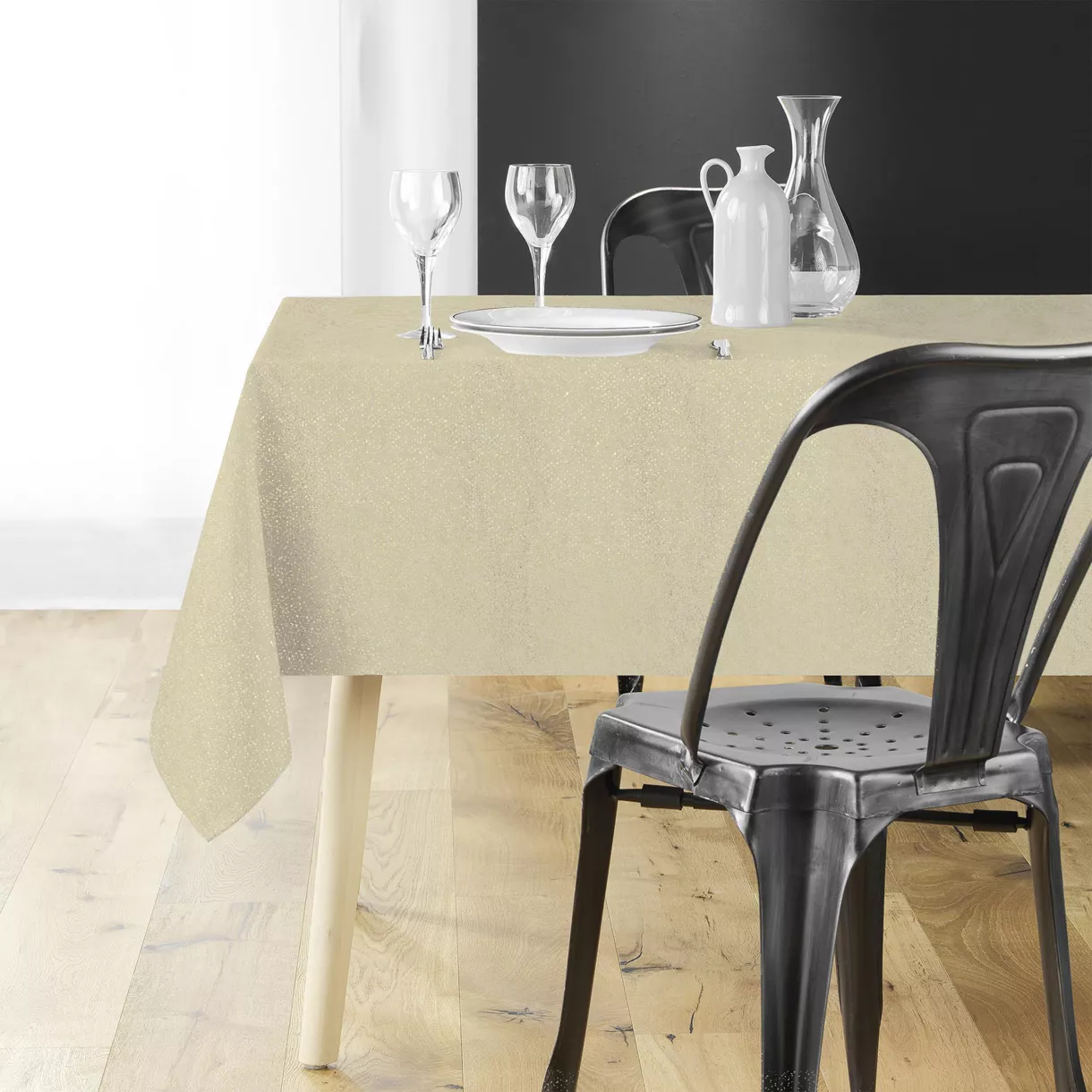 NAPPE RECTANGLE 140 x 240 CM POLYESTER UNI+FILS METALLISES STRASS OR