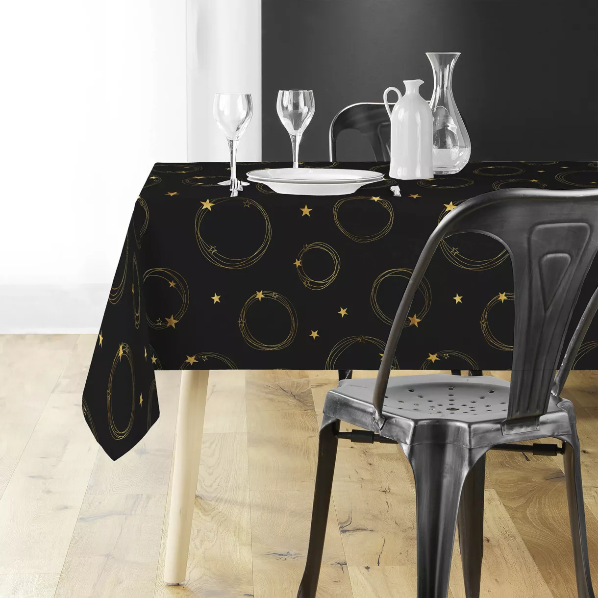 NAPPE RECTANGLE 150 x 240 CM POLYESTER IMPRIME METALLISE STAR NOIR/OR