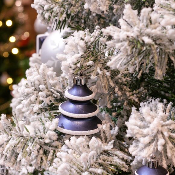 Verlichte kunstkerstboom en met kerstboomversiering Royal H180 cm besneeuwd groen 3