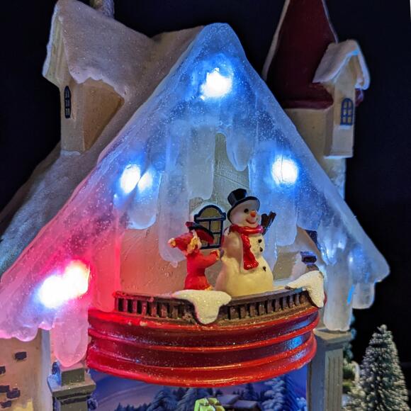 Maison du bonhomme de neige enneigée et illuminée à piles 2
