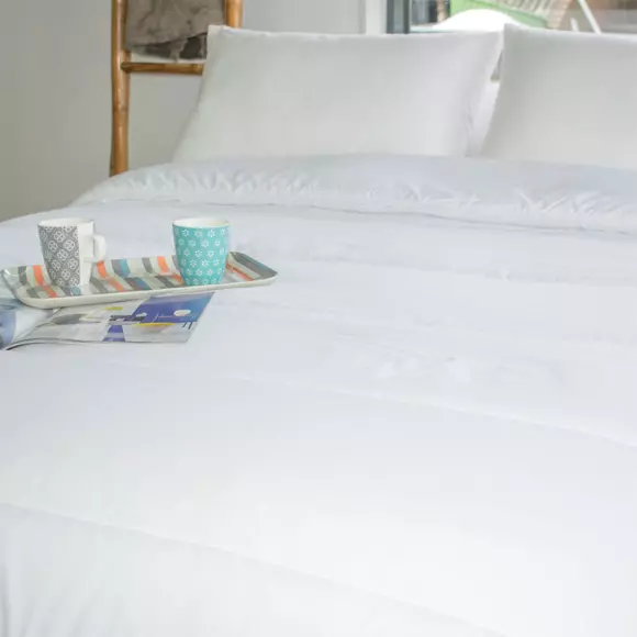 Couette (140 cm) Respirante et Légère Blanche 4
