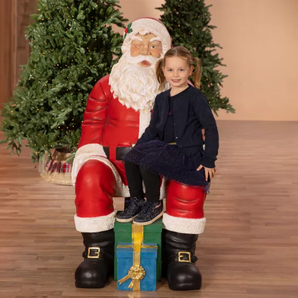 Traditionele Ries Kerstman (H137 cm) Klaus zittend en de cadeautjes