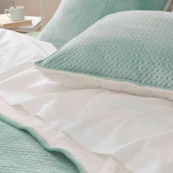 Couvre-lit matelassé et taies d'oreiller velours / sherpa (240 x 220 cm) Mylène Vert sauge / blanc
