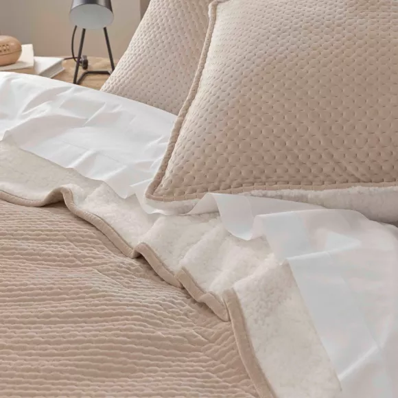 Couvre-lit matelassé et taies d'oreiller velours / sherpa (240 x 220 cm) Mylène Beige / blanc