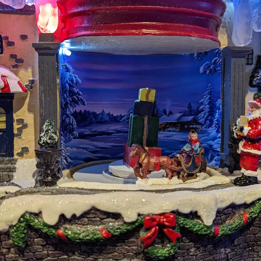 Maison du bonhomme de neige enneigée et illuminée à piles 4