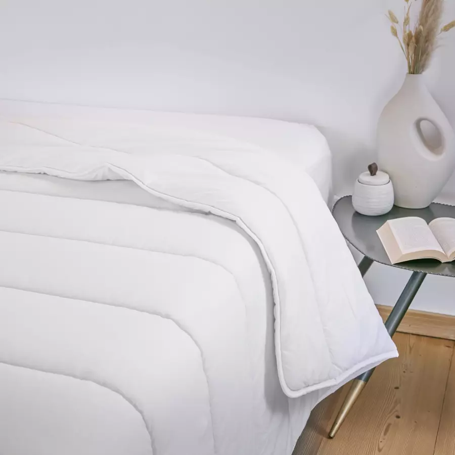 Couette tempérée anti acarien (260 cm) Celeste Blanche