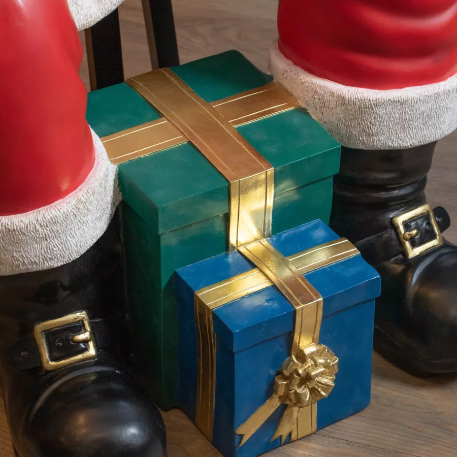 Père Noël traditionnel Géant (H137 cm) Klaus assis et les cadeaux