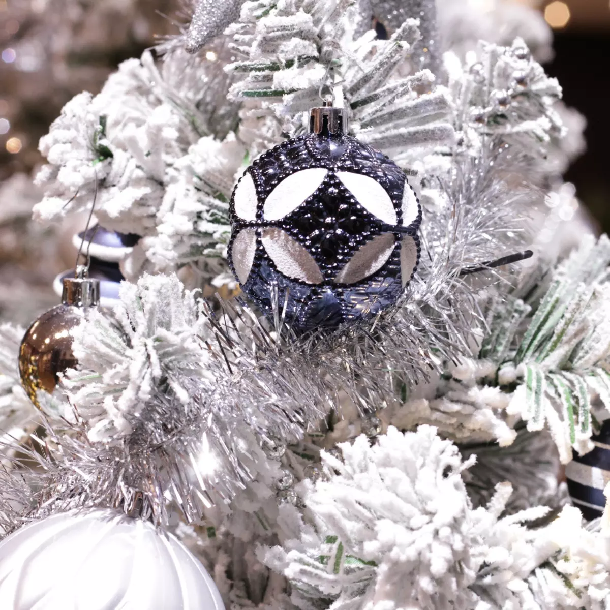 Künstlicher Weihnachtsbaum mit Beleuchtung und Baumschmuck König H210 cm Grün verschneit 4