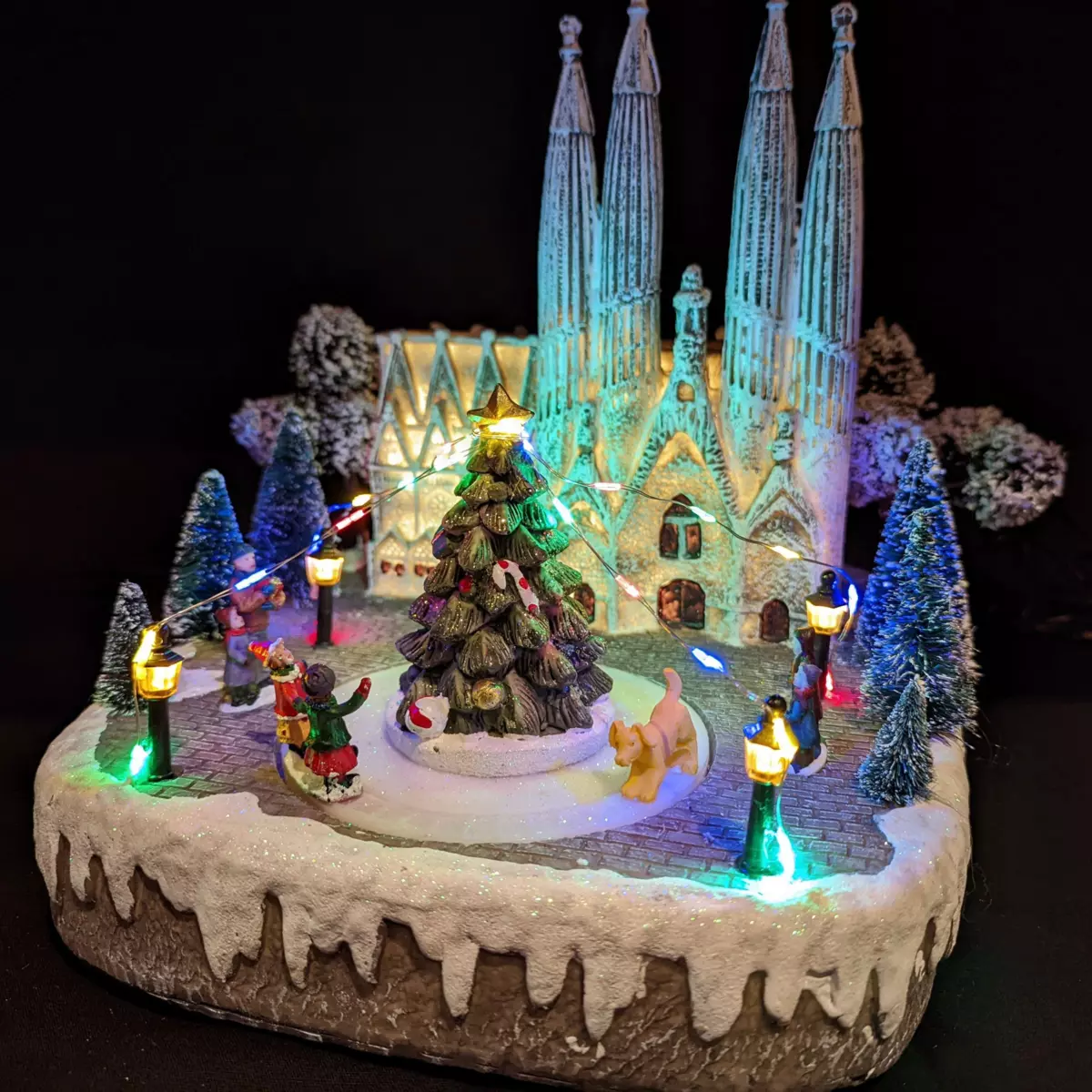 Weihnachtsdorf-Szene mit Beleuchtung & Musik Barcelona 2
