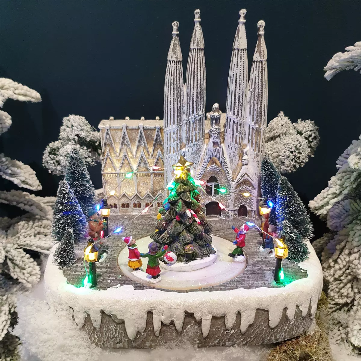 Weihnachtsdorf-Szene mit Beleuchtung & Musik Barcelona 5