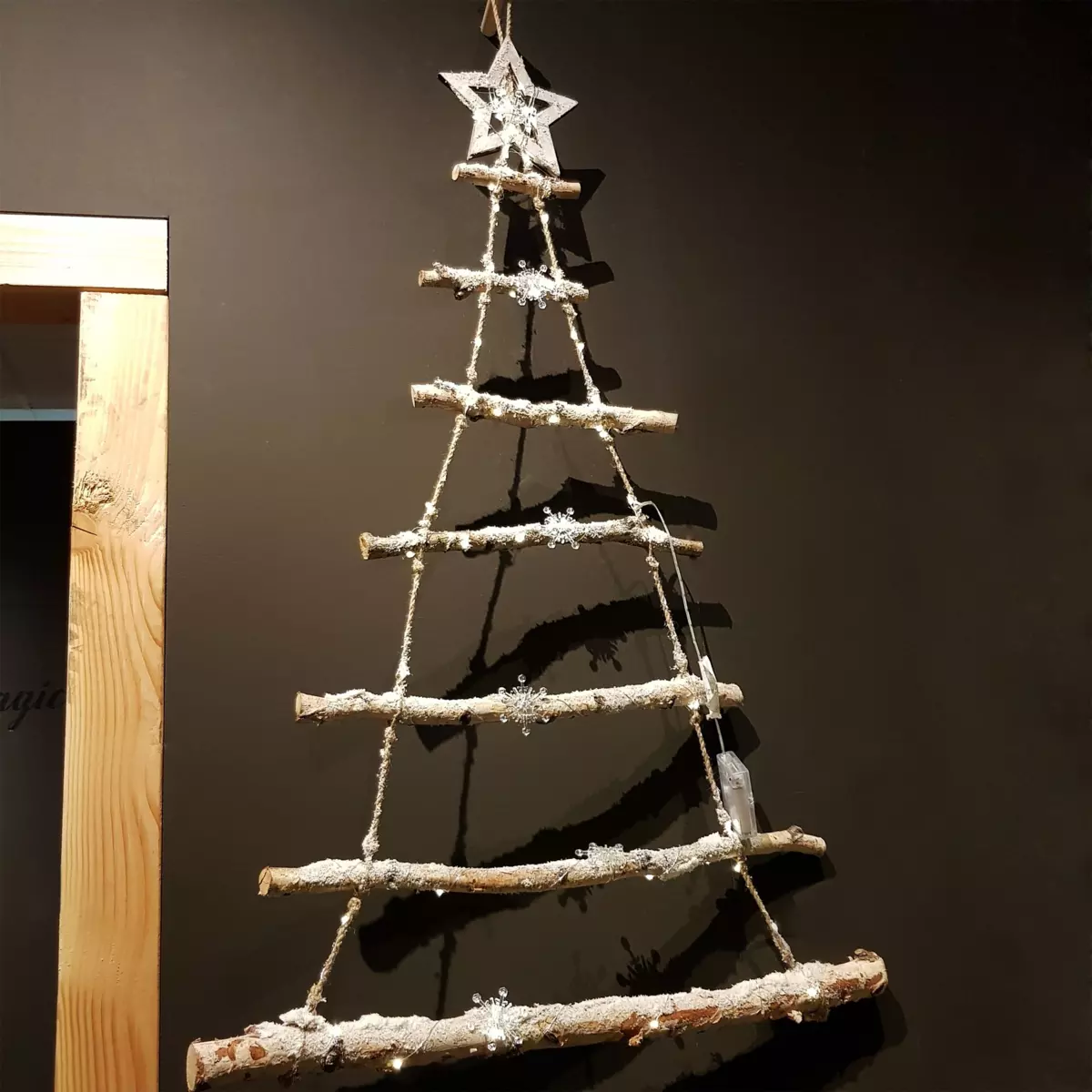 Sapin à suspendre à piles en bois branche illuminée Star  Blanc chaud 1