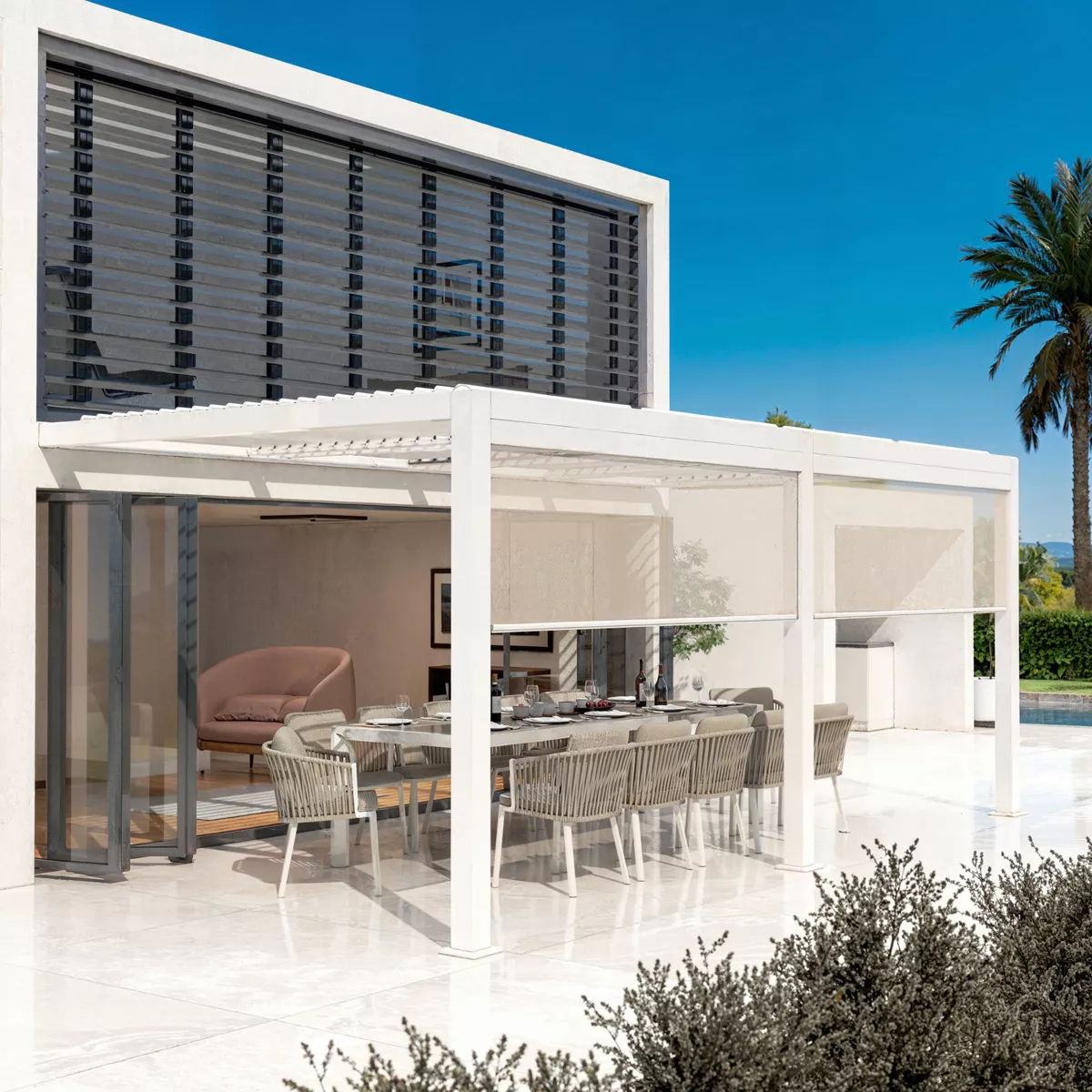 Pergola bioclimatique adossée motorisée aluminium (3 x 6 m) LED - Blanc