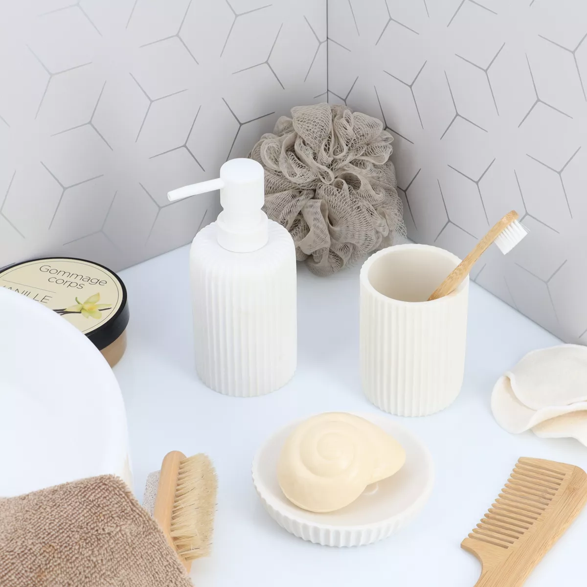 SET GOBELET DISTRIBUTEUR A SAVON ET PORTE SAVON POLYRESINE STRIEE - BLANC