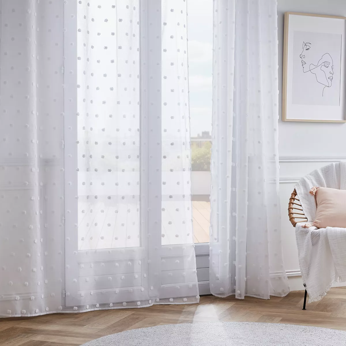 Visillo con pompones y ojales (180 x 240 cm) Emie Blanco