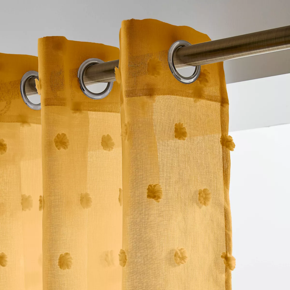 Visillo con ojales y pompones (140 x 240 cm) Emie Amarillo mostaza